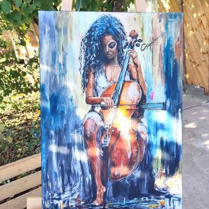 Pictură cu o muziciană cântând la violoncel pe un fundal albastru