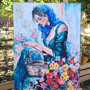 Femeie cu eșarfă albastră și coș cu flori multicolore